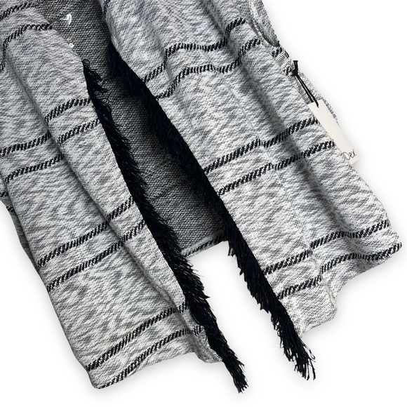 NEW Dex Women’s Knit Short sleeve Cardigan Poncho Shawl Gray & Black Size S or M - Picture 3 of 8